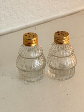 Vintage Glass Salt & Pepper Shakers Gold Tone Lids Ribbed Clear Set